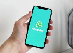 Logo de aplicación de mensajería en dispositivo Apple.