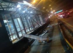 La parada de la Metrovía del Fuerte Huancavilca fue dañada por un camión que invadió el carril exclusivo.