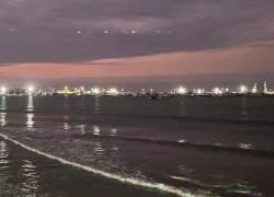 En la fotografía, tomada en la costa de Manta, se observan al menos siete luces alineadas entre sí meintras flotan.