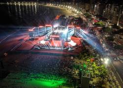 Fotografía aérea que muestra los preparativos del escenario para el concierto de la artista estadounidense Madonna, el 2 de mayo de 2024, en Río de Janeiro (Brasil).