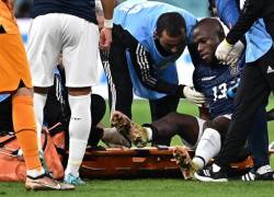 El delantero ecuatoriano Enner Valencia, quien es hasta ahora el máximo goleador del Mundial Catar 2022, fue trasladado en camilla tras sufrir una lesión durante los minutos finales del encuentro.