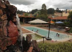 Turistas en aguas termales de Ecuador