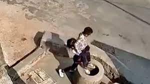 Conmoción en China por video de una niña que levantó a un pequeño y lo lanzó a un pozo profundo