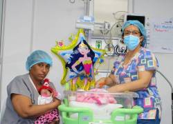 Yanelys (i) mientras sostiene a su hija Milagros junto a la pediatra Catalina Campoverde.