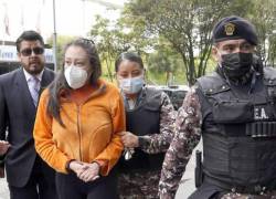 La cadete Joselyn Sánchez siendo escoltada por dos uniformados.