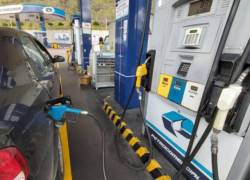 Entran en vigor los nuevos precios de la gasolina extra y el diésel en Ecuador