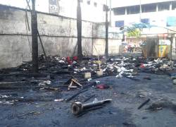 Remanentes de los locales que se incendiaron en Babahoyo durante la madrugada de este lunes 12 de diciembre.