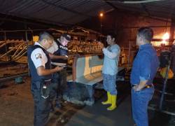 Trabajadores conversando con policías que abordaron el caso.
