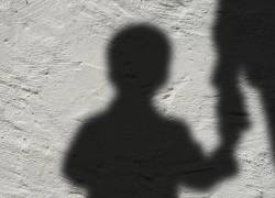 Madre y padrastro de 2 víctimas son procesados por presunta pornografía infantil.