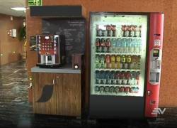 Fernando Villavicencio, denunció que algunos funcionarios habrían pedido coimas para instalar máquinas dispensadoras de snacks y bebidas calientes en los accesos principales del edificio del Parlamento.