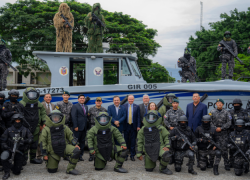 ¿Comó son los trajes antiexplosivos valorados en $ 245.000 que EE.UU. entregó a Ecuador?