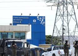 Guayaquil, viernes 04 de Noviembre del 2022 Militares y policÃ­as continÃºan vigilando desde los techos de la Penitenciaria
