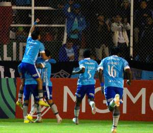 Jugadores de Macará celebran el autogol de Josen Escobar, jugador de América de Cali.