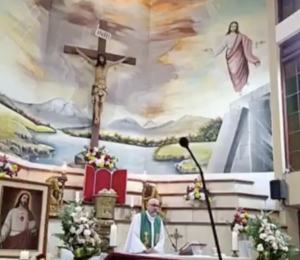 Una pesada cruz se desprendió del altar y cayó sobre el sacerdote.