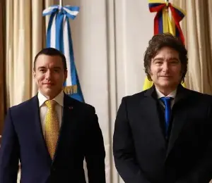 Fotografía de los mandatarios Daniel Noboa, de Ecuador, y Javier Milei, de Argentina.