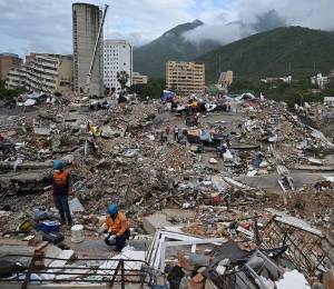 Búsqueda de personas en los escombros de un edificio en La Guaira.