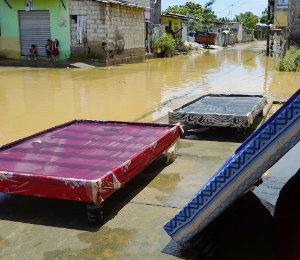Ecuador enfrenta desbordamientos de ríos en seis provincias en medio de fuertes lluvias