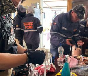 Agentes de la AMC durante un operativo de control en Quito.
