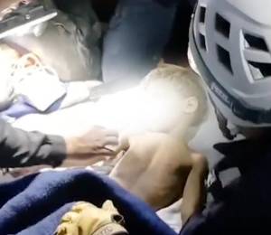 Imágenes de un niño de tres años rescatado después de seis días bajo los escombros, en Venezuela.