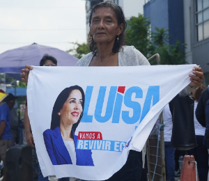 Luisa González sale del Cuartel Modelo de Guayaquil bajo custodia policial tras recibir prisión preventiva