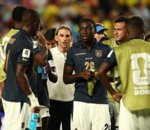 El entrenador argentino de Ecuador, Sebastián Beccacece, reacciona tras la derrota ante Costa de Marfil en el partido del Grupo E del Mundial 2026.