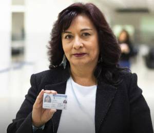 Mujer soteniendo una licencia de conducir en Ecuador.