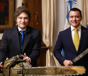Javier Milei junto a Daniel Noboa posan junto a un machete y una motosierra.