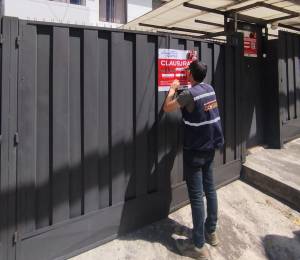 Agentes del Municipio de Quito clausurando el supuesto spa.