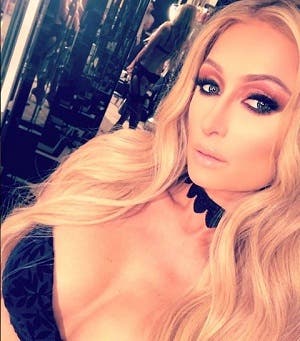 Paris hilton posa en lencería