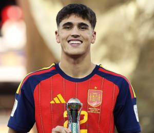 Pau Cubarsí con el trofeo del Mejor Jugador Joven del Mundial 2026.