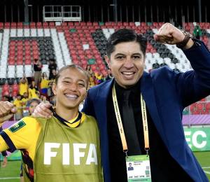 Aireen Mogro junto Eduardo Moscoso a celbrando la victoria de Ecuador ante Ghana en el Mundial Femenino Sub-20