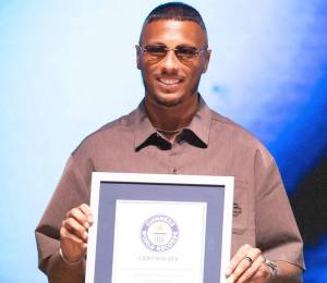 Eloy Room recibiendo el certificado del récord Guinness por ser el arquero en tener mayor cantidad de atajadas en un partido de una Copa del Mundo.