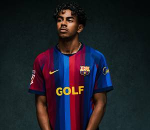 Lamine Yamal luciendo la camiseta especial del FC Barcelona.