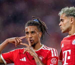 Michael Olise y Luis Díaz anotaron en la goleada del Bayern ante Stuttgart.