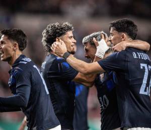 Jugadores de Uruguay celebrando el segundo gol anotado ante Corea del Sur en amistoso internacional.