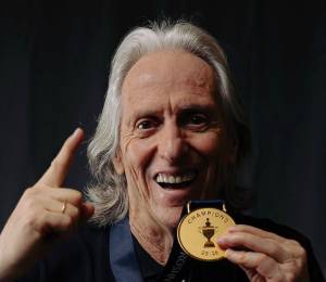 Jorge Jesus con la medalla de campeón de la Saudi Pro League.