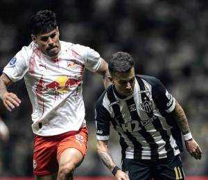 Bernard disputando el partido de octavos de final de Copa Sudamericana.
