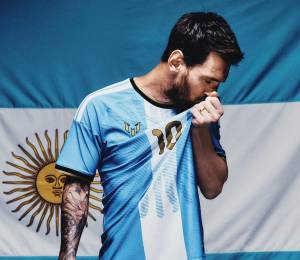 Lionel Messi con la camiseta especial para su despedida con la selección Argentina.