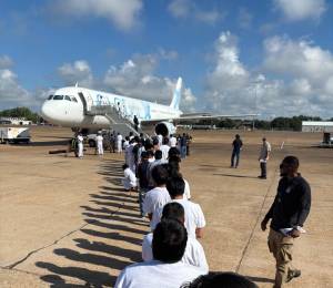 Un grupo de migrantes detenidos en EE.UU. que serán deportados a Ecuador.