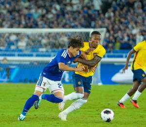 Kaishū Sano enfrentando a Pervis Estupiñán en la Copa Kirin.