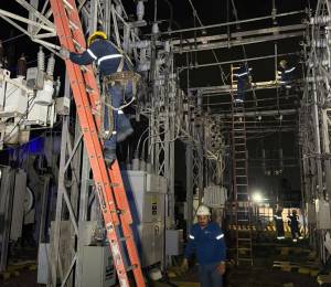 Técnicos de CNEL durante labores de mantenimiento.