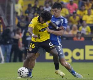 Luis Cano, jugador de Barcelona SC, enfrentando a Ignacio Guerrico, jugador de Emelec.
