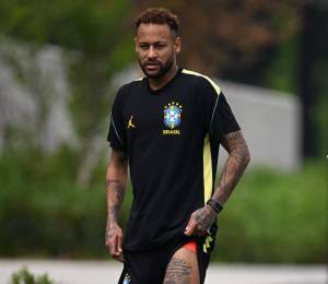 Neymar participa en una sesión de entrenamiento en las instalaciones de entrenamiento de Columbia Park en Morristown, Nueva Jersey.