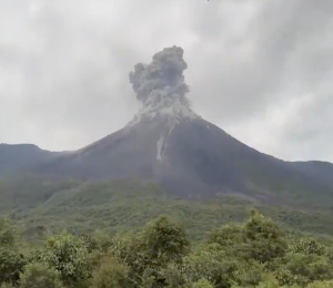 Volcán reventador emite ceniza.