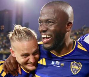 Enner Valencia celebrando con Santiago Ascacibar la clasificación de Boca Juniors a las semifinales de Copa Argentina.