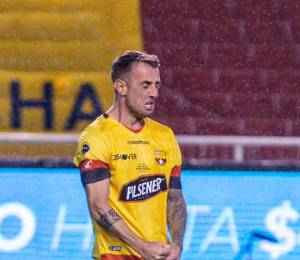 Damián Díaz celebrando el gol de penal en la final del campeonato nacional entre Barcelona SC y Liga de Quito.