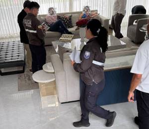Agentes de Policía durante una diligencia en la casa del alcalde de Guayaquil, Aquiles Alvarez.