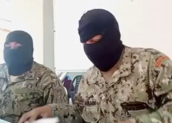 Sargento de Infantería de Marina Armando Tutivén rompe en llanto.