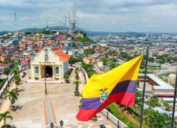 Bandera de Ecuador flameando desde la cima del cerro Santa Ana de Guayaquil.