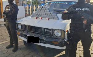 Fotografía que muestra los detonadores incautados sobre el vehículo en el que eran transportados.
